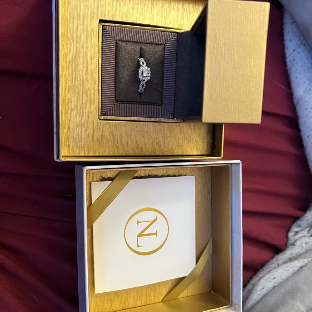 Engagement ring size 9.5. Diamond and white gold.